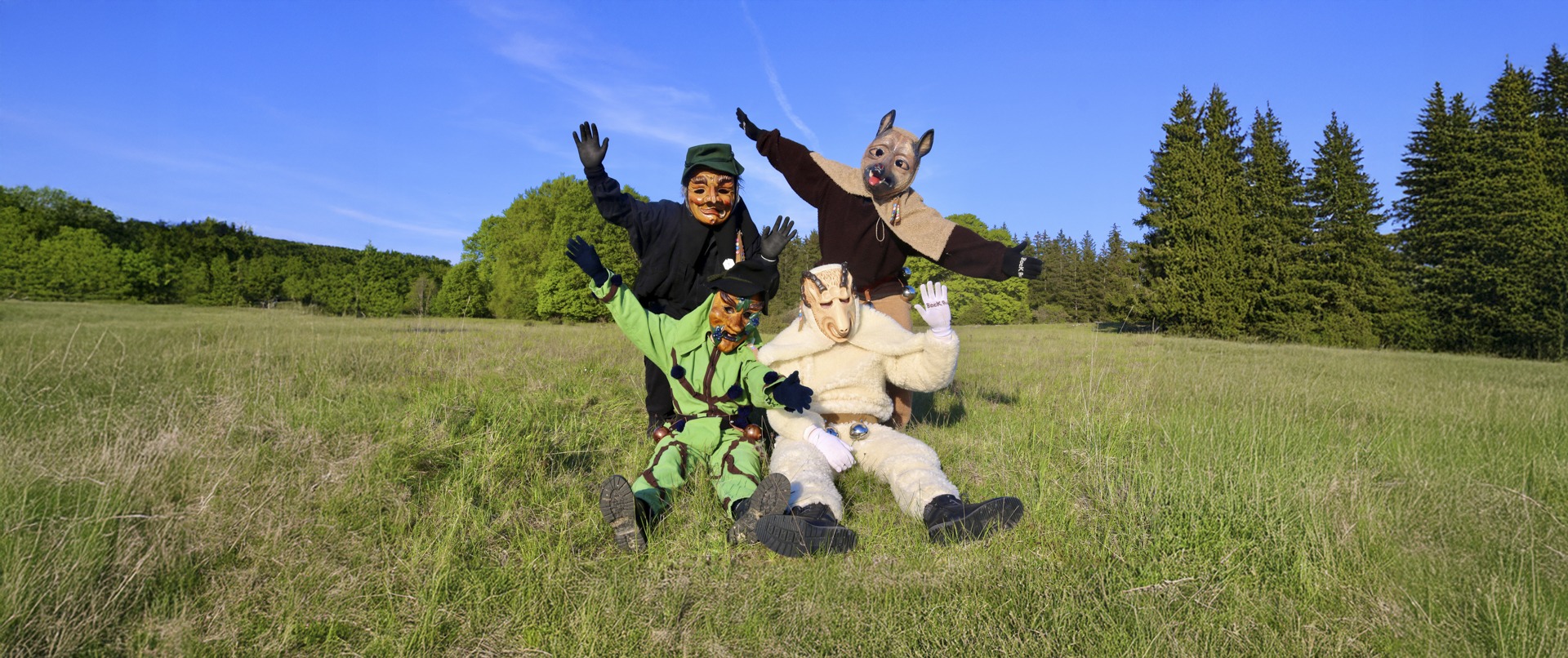 Gruppenfoto der 4 Häs der Narrenzunft Schäf e.V. Pfronstetten. Schäfer - Schaf - Wachholdermännle - Hund