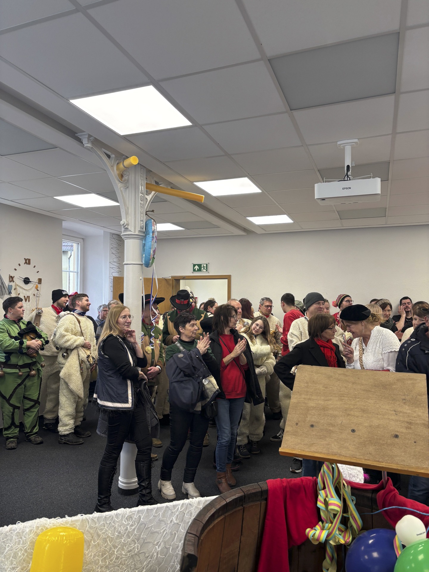 Die Schäf setzen den Bürgermeister von Pfronstetten ab und erobern das Rathaus von Pfronstetten.