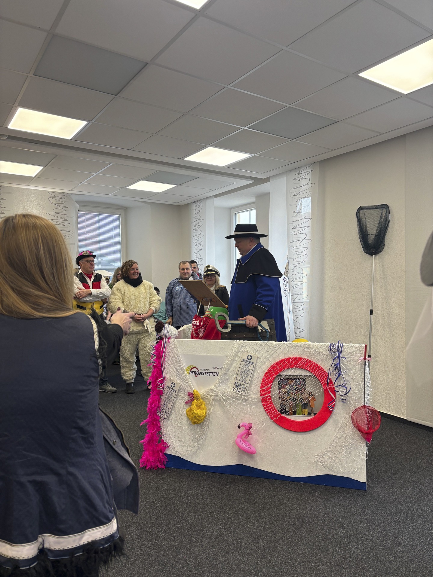 Die Schäf setzen den Bürgermeister von Pfronstetten ab und erobern das Rathaus von Pfronstetten.