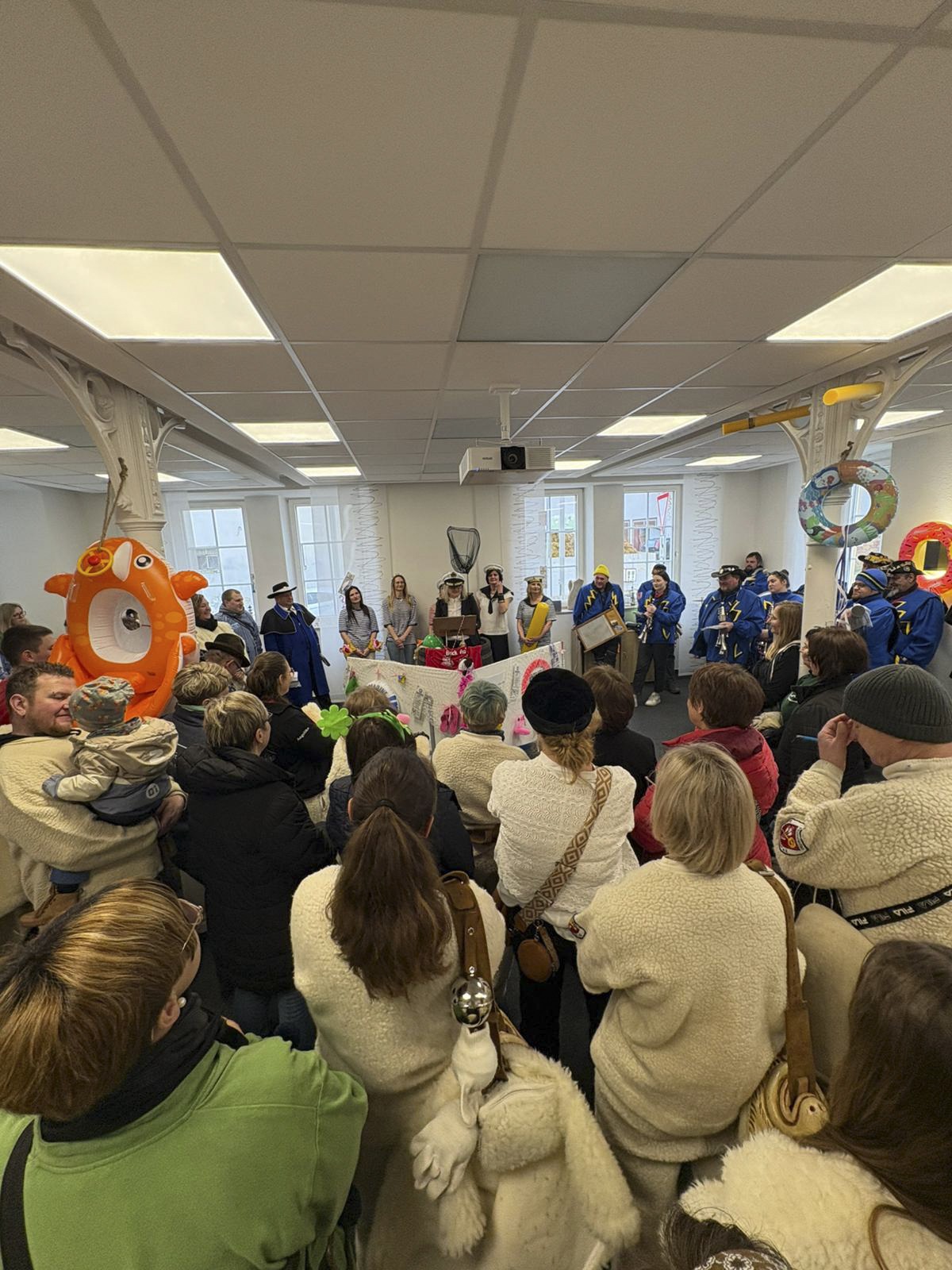 Die Schäf setzen den Bürgermeister von Pfronstetten ab und erobern das Rathaus von Pfronstetten.