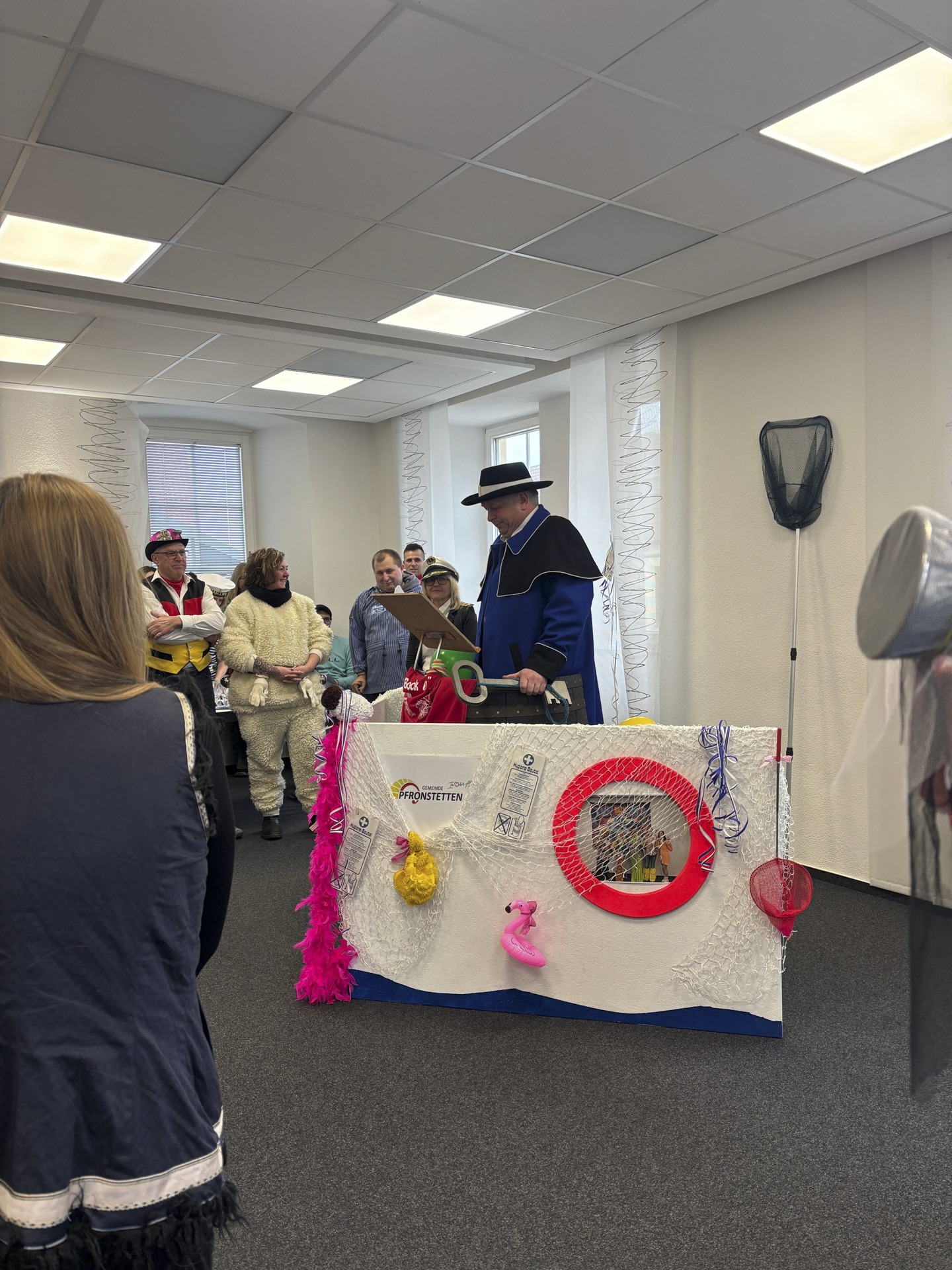 Die Schäf setzen den Bürgermeister von Pfronstetten ab und erobern das Rathaus von Pfronstetten.