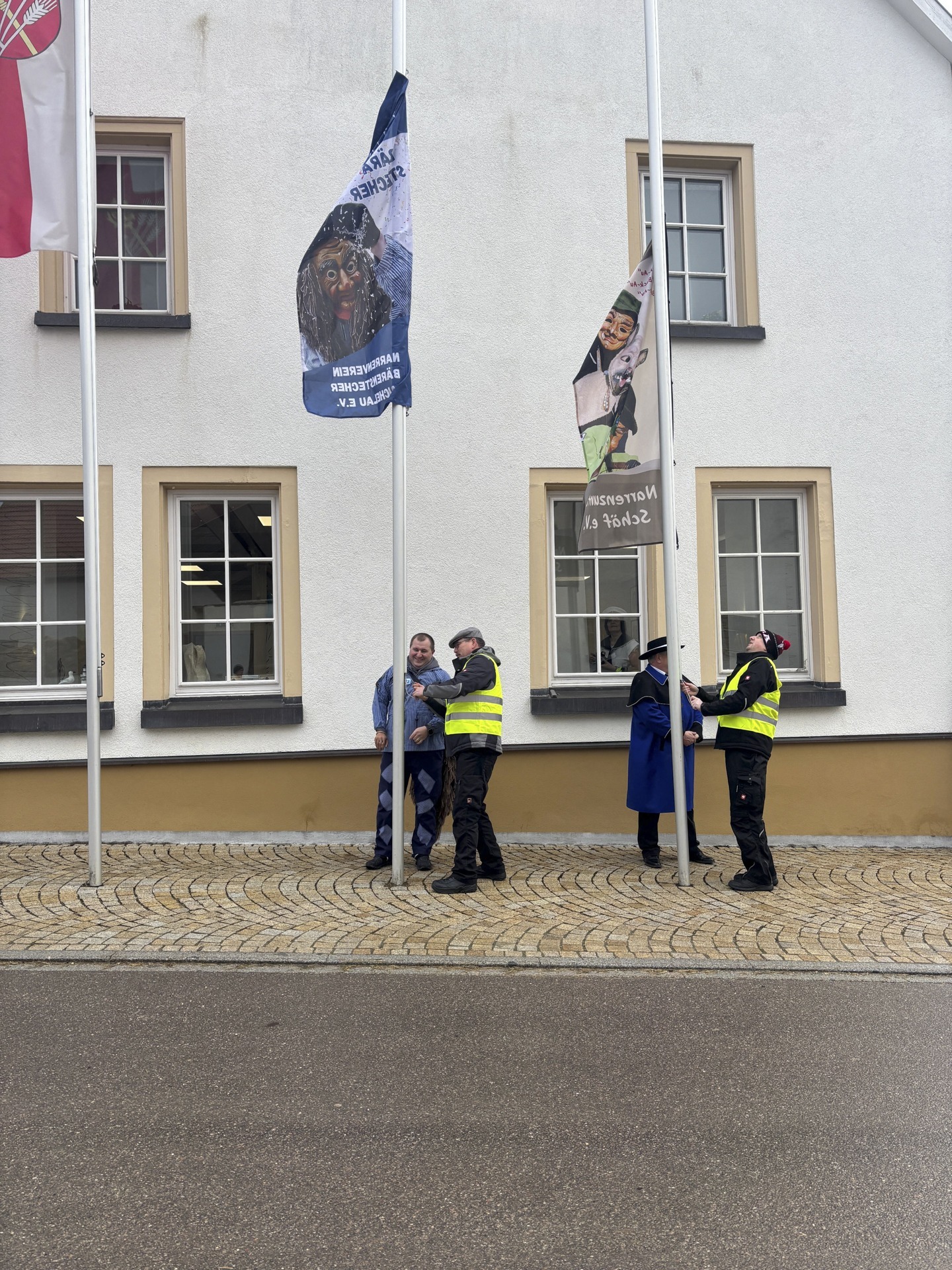 Die Schäf setzen den Bürgermeister von Pfronstetten ab und erobern das Rathaus - mit dem obligatorischen Fahnen hissen