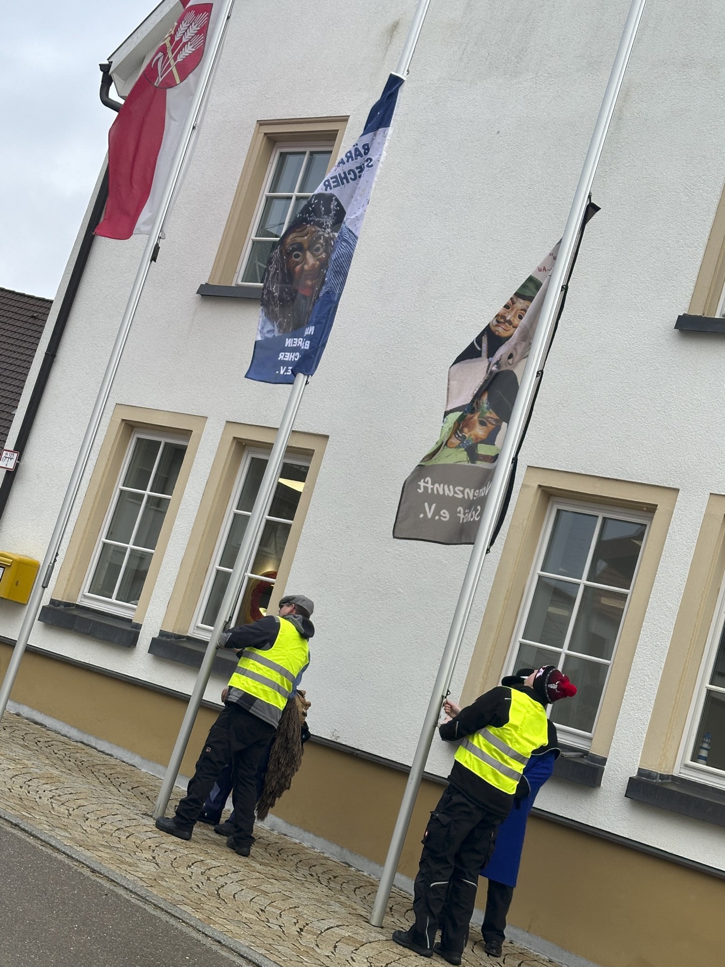 Die Schäf setzen den Bürgermeister von Pfronstetten ab und erobern das Rathaus - mit dem obligatorischen Fahnen hissen