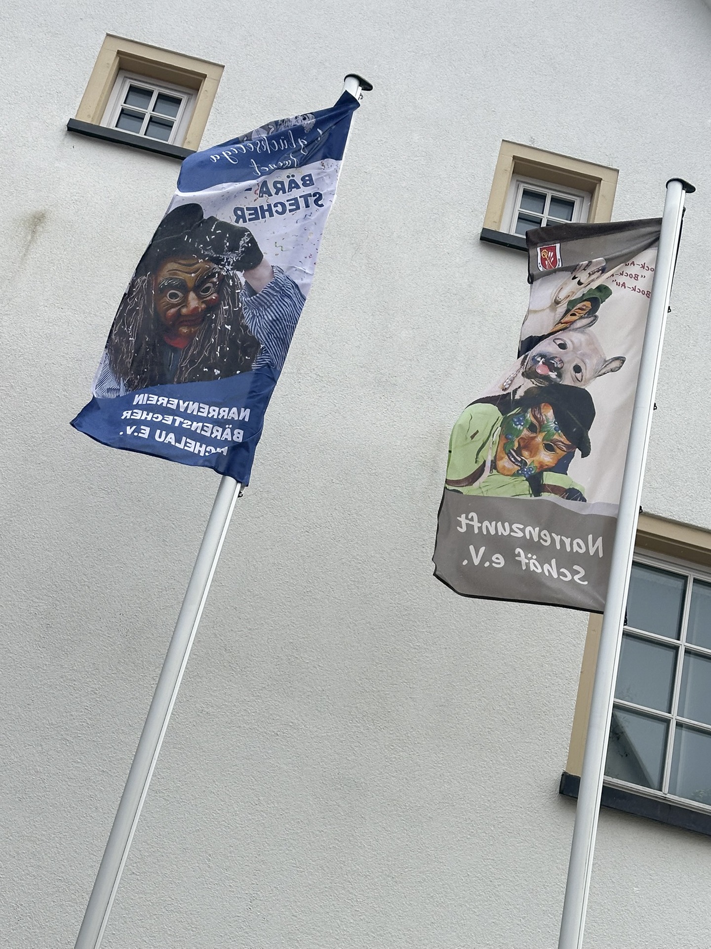 Die Schäf setzen den Bürgermeister von Pfronstetten ab und erobern das Rathaus - mit dem obligatorischen Fahnenhissen