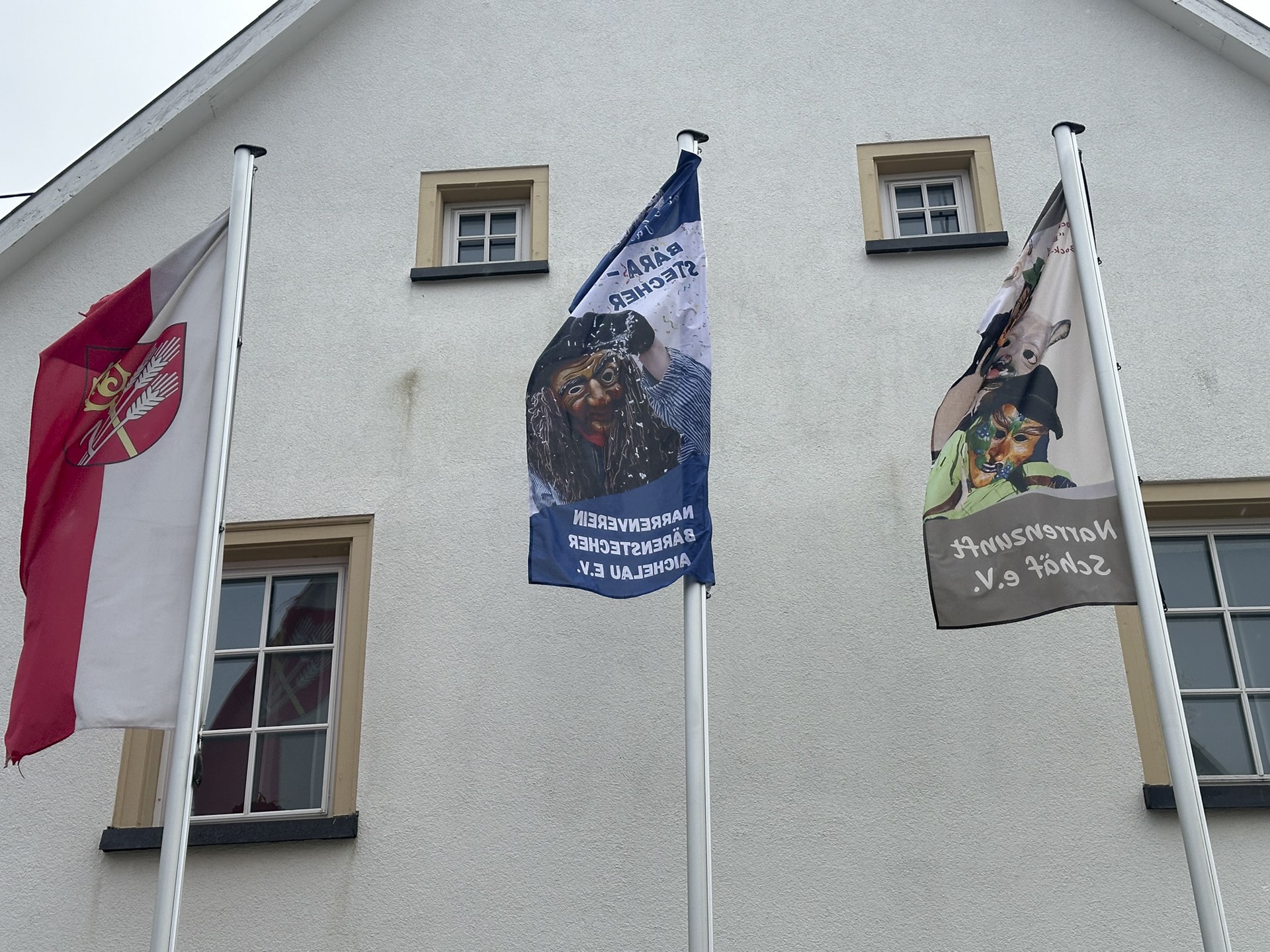 Die Schäf setzen den Bürgermeister von Pfronstetten ab und erobern das Rathaus - mit dem obligatorischen Fahnenhissen