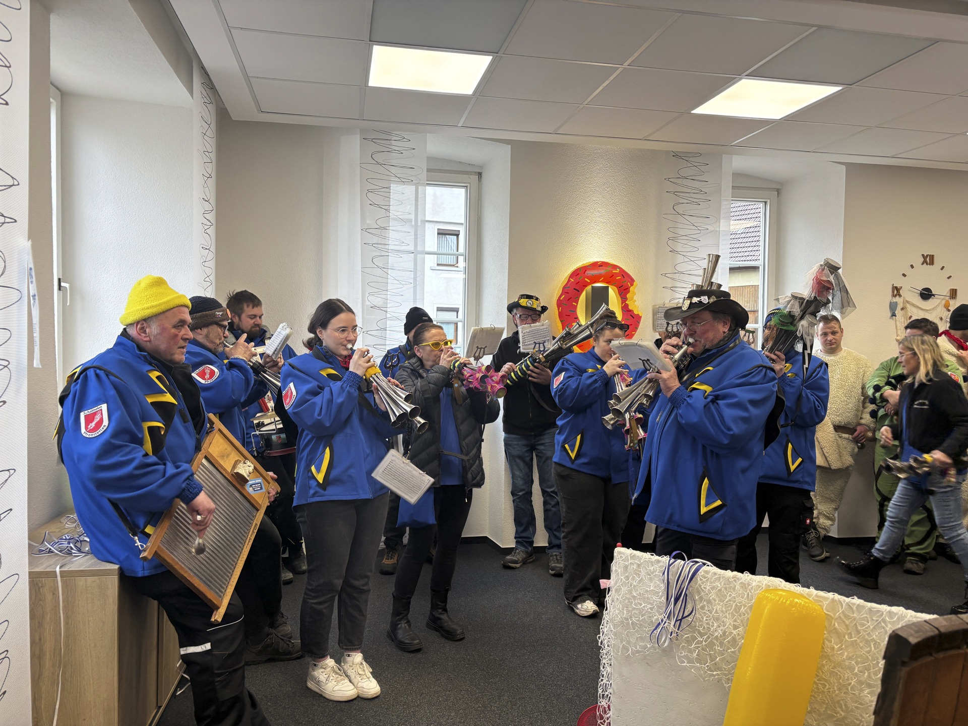 Die Schäf setzen den Bürgermeister von Pfronstetten ab und unsere Schalmeien sorgten für Stimmung